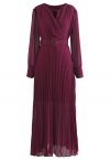 Fließendes, plissiertes Chiffon-Wickel-Maxikleid in Burgund