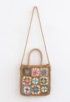 Geflochtene Strohtasche mit farbigen Blumen