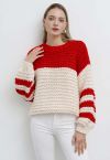 Zweifarbiger, handgestrickter Pullover mit gestreiften Ärmeln in Rot