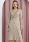 Anmutiges Strickkleid mit Federbesatz und Surplice-Ausschnitt in Sand