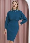 Twinset-Kleid aus geripptem Strick mit Perlenausschnitt in Indigo