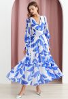 Blaues Chiffon-Maxikleid mit überkreuzter Taille und Blattmuster