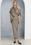 Kurzarm-Maxikleid aus Satin mit gewickelter Taille in Taupe