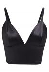 Kurzes Camisole-Top mit V-Ausschnitt und Satin-Finish in Schwarz