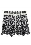 Shorts mit geometrischer Blumenstickerei und gewelltem Saum