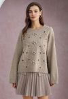 Gerippter Strickpullover mit Blumenmuster und Rauten-Pom-Poms in Taupe