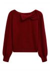 Roter Strickpullover mit U-Boot-Ausschnitt und Schleife