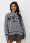 Übergroßer Strickpullover „Newport Letter“ mit Rundhalsausschnitt in Grau