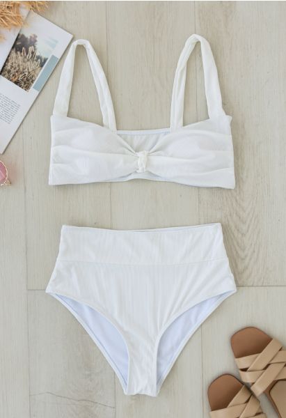 Geripptes Bikini-Set mit verdrehten Knoten vorne in Weiß