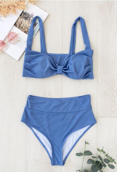 Geripptes Bikini-Set mit verdrehten Knoten vorne in Blau