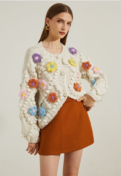 Geknöpfte Strickjacke mit Bommeln und Blumenmuster