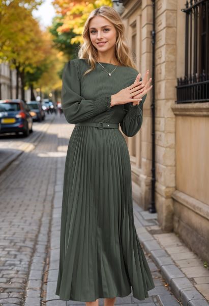 Voll plissiertes Maxikleid mit Gürtel in Dunkelgrün