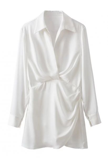 Satin-Hemdkleid mit V-Ausschnitt und Rüschen vorne in Weiß