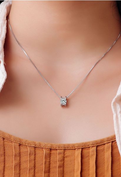 Moissanite-Halskette mit einem einzelnen Diamanten und vier Zacken