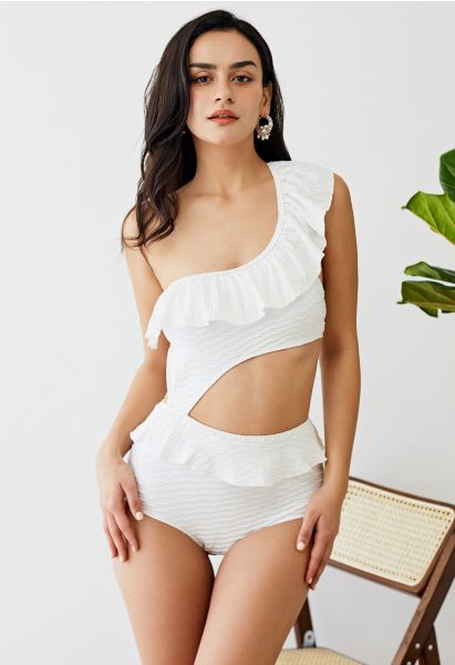 Rüschen-Badeanzug mit One-Shoulder-Ausschnitt in Weiß