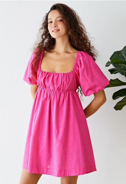 Kleid mit eckigem Ausschnitt und Puffärmeln zum Zurückbinden in Pink