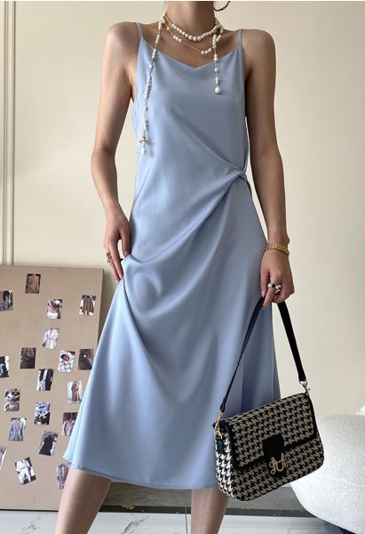 Cami-Kleid aus gedrehtem Satin mit herzförmigem Ausschnitt in Blau