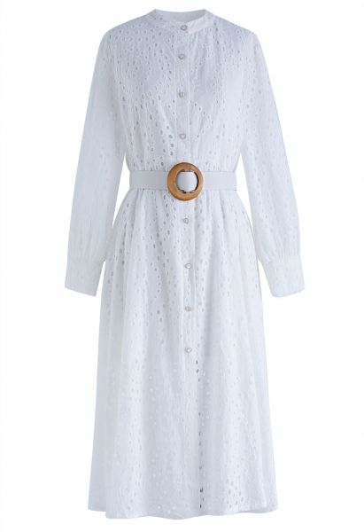 Kleid mit Lochstickerei, Knopfleiste und Gürtel in Weiß