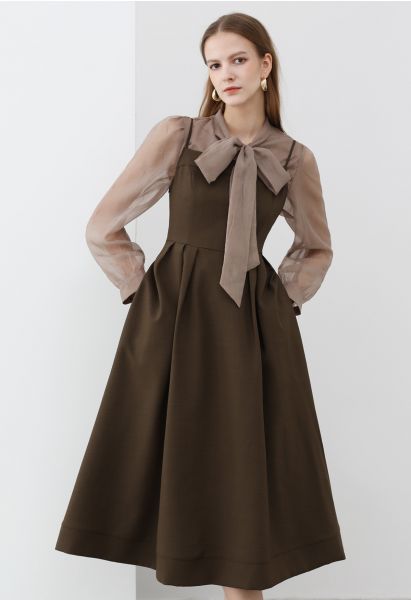 Cami-Kleid mit plissierter Taille und Seitentaschen in Braun