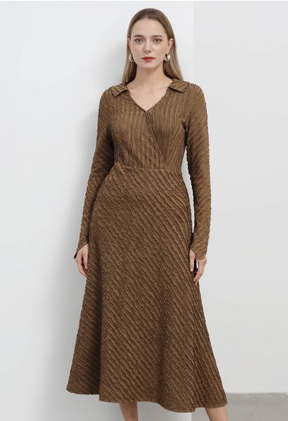 Kleid mit Kragen, Surplice-Ausschnitt und gewellter Struktur in Karamell