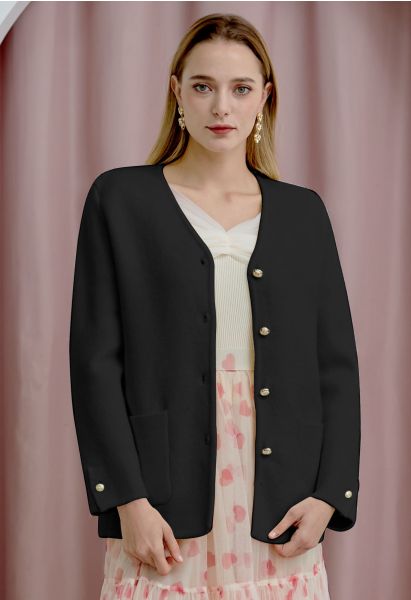Kragenloser Mantel mit aufgesetzten Taschen und V-Ausschnitt in Schwarz