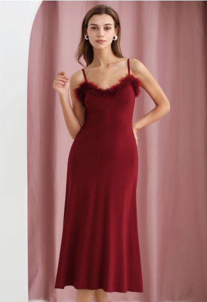 Abnehmbares, gestricktes Cami-Kleid mit Federbesatz in Rot