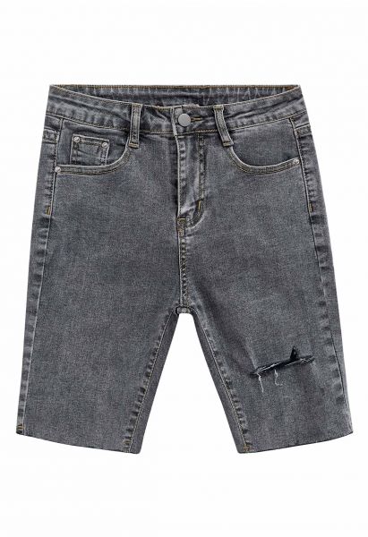 Oberschenkellange Jeans mit zerrissenen Details