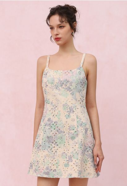 Mit Rosen bedrucktes, mit Ösen besticktes Cami-Jeanskleid in Lavendel