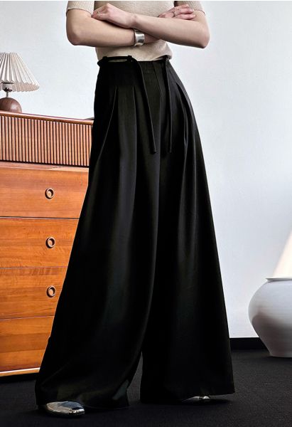 Trendige, plissierte Hose mit weitem Bein und Bindegürtel in Schwarz