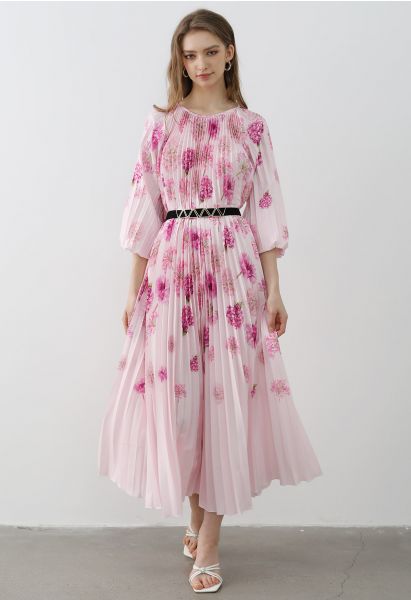 Blossoming Day – Plissiertes Maxikleid mit Aquarellmuster in Rosa