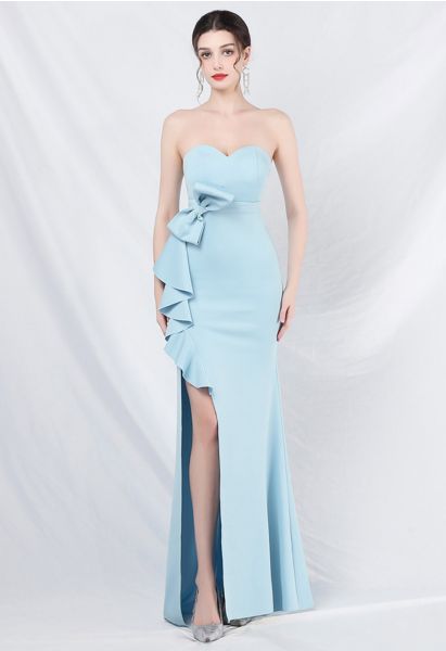 Trägerloses Kleid mit Schleife an der Taille, Rüschenschlitz in Babyblau
