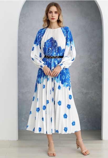 Blossoming Day – Plissiertes Maxikleid mit Aquarellmuster in Blau