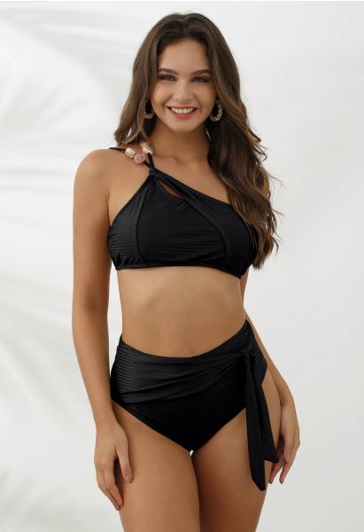 Bikini-Set mit asymmetrischen Trägern und Schleife aus Kunstharzperlen in Schwarz