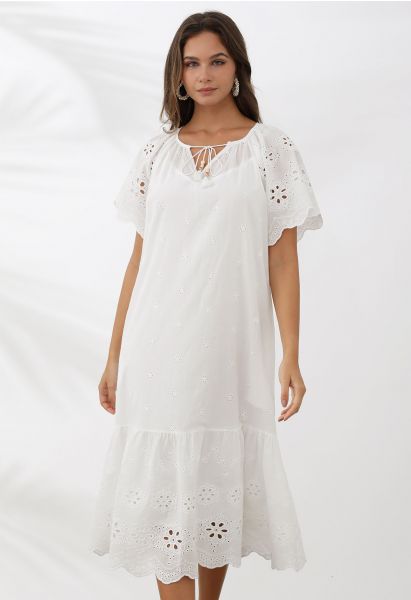 Dolly-Kleid mit V-Ausschnitt und Blumenstickereien in Weiß