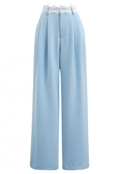 Gerade geschnittene Hose mit Spitzenbund und Plissee in Blau