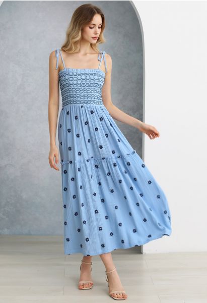Gerafftes Kleid mit Floret-Stickerei und Bindeband an den Schultern in Blau