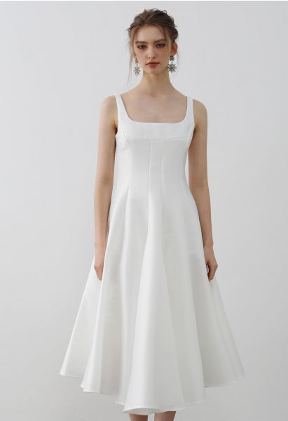 Camisole-Kleid aus glänzendem Satin mit ausgestelltem Saum in Weiß