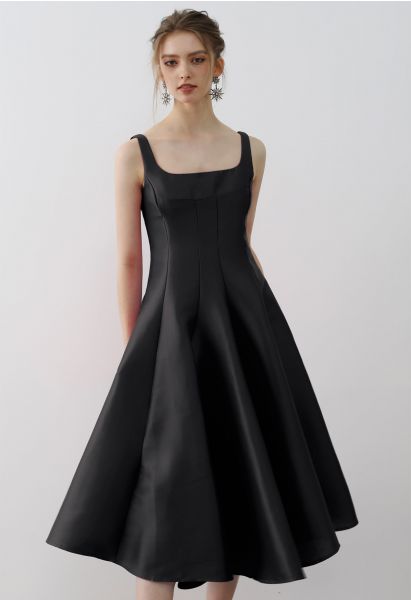 Camisole-Kleid aus poliertem Satin mit ausgestelltem Saum in Schwarz