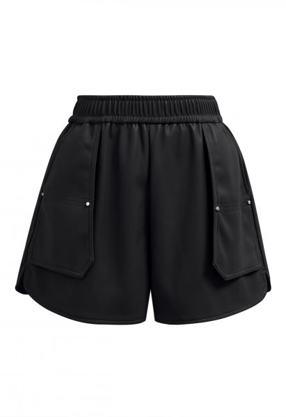 Utility-Shorts aus Kunstleder mit aufgesetzten Seitentaschen in Schwarz