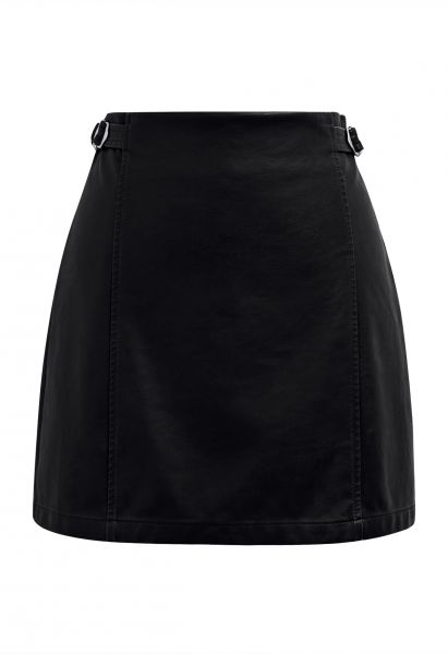 Gut verarbeiteter Skort aus Kunstleder mit Gürtelbesatz in Schwarz