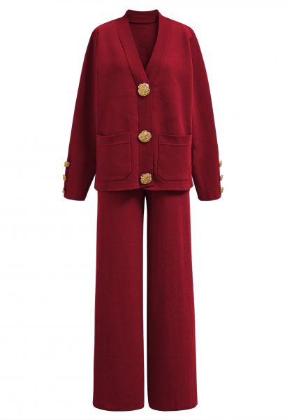 Set aus Strickjacke und Hose mit aufgesetzter Tasche und goldenen Knöpfen in Rot