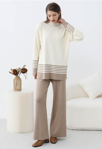 Zweifarbig gestreiftes Set aus Rollkragen-Strickpullover und Hose in Taupe