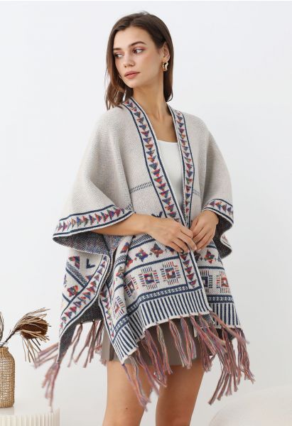 Boho Wanderer – Strickponcho mit Fransen in Elfenbein