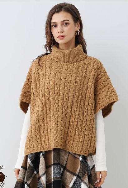 Warmer Rollkragen-Cape-Pullover mit Zopfmuster in Camel