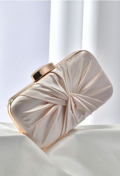 Gerüschte Clutch aus Satin mit Knoten in Champagner