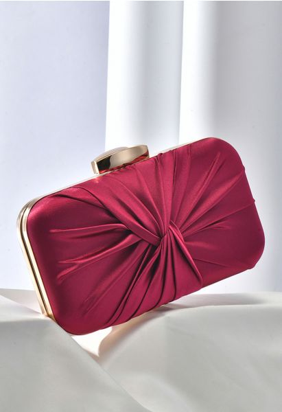 Gerüschte Clutch aus Satin mit Knoten in Burgunderrot