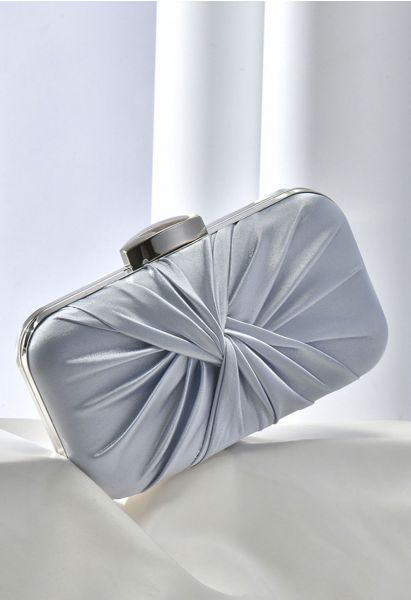 Gerüschte Clutch aus Satin mit Knoten in Silber