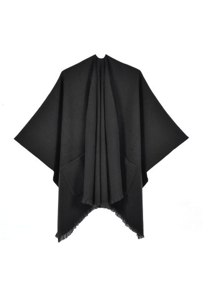 Whisper Soft – Poncho mit Taschen und Fransensaum in Schwarz