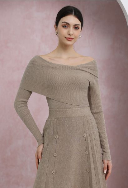 Soft Elegance – Off-Shoulder-Stricktop mit Klappe in Sand