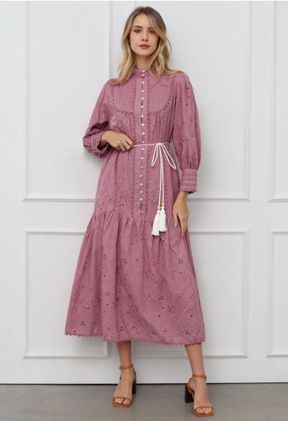 Maxikleid mit Blumen-Lochstickerei, Quasten und Schnürknöpfen in Mauve